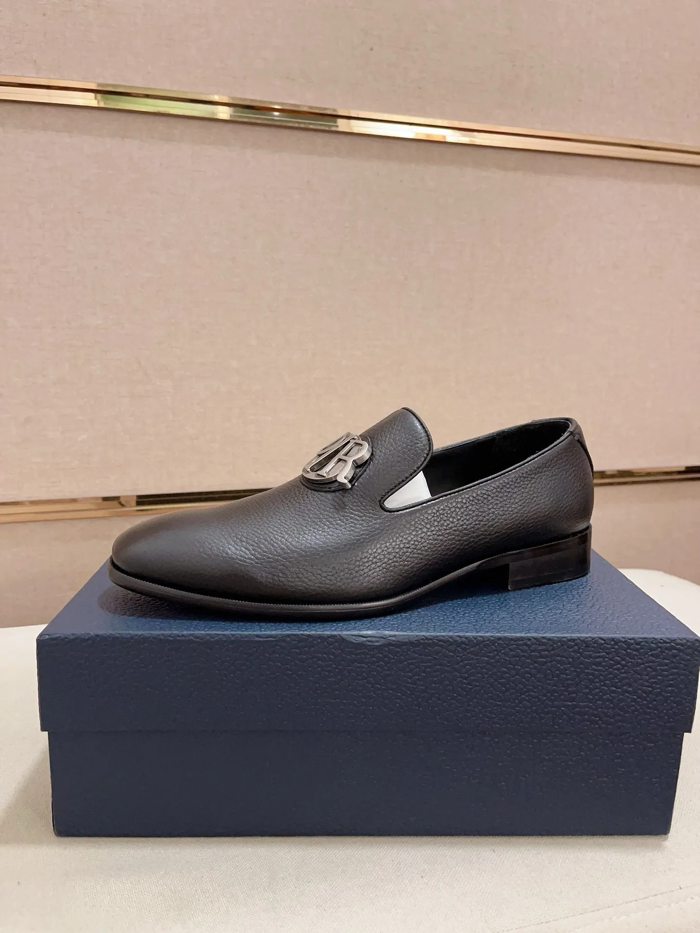 Factory price: 270 men's shoes 💰 High-end version of Dior Dior's new series. Famous actors and Internet celebrities wear super popular designs. They are designed with the sculptures of French artist Niki de Saint Phalle as rings. Material: Fabric: imported original material. Foot pads: cowhide. Outsole: Rubber outsole. Men's shoe size: 38~44. Can be customized to size 45.